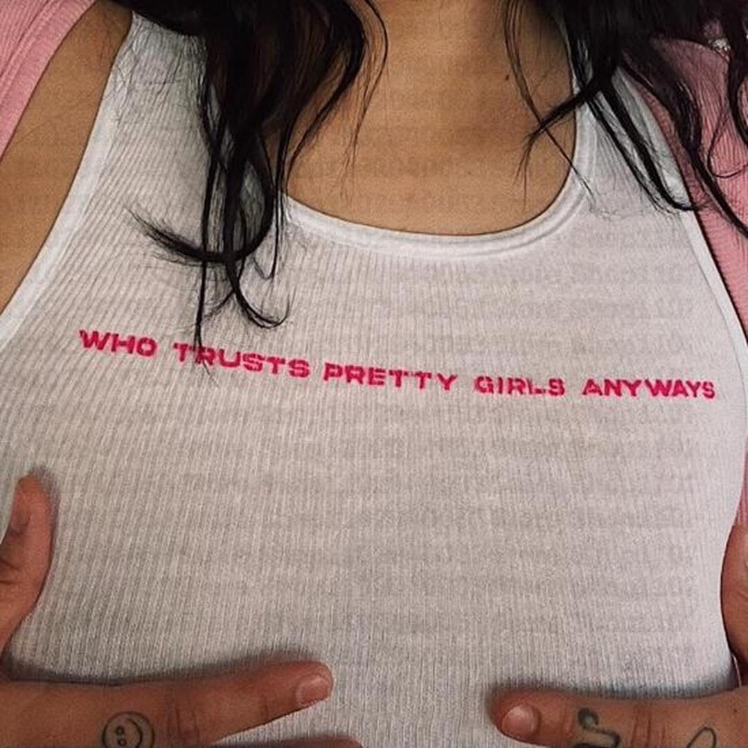 قم بعمل الطباعة القديمة قصيرة  - مراجعة Y2K Graphic Baby Tee Crop وسعره